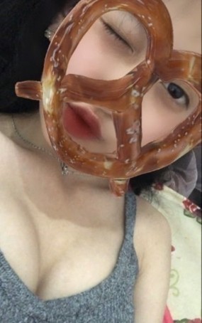 Nana, 19, Philippines