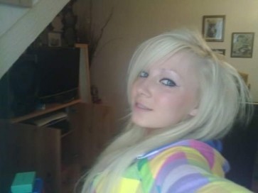 Erinzia, 18, United Kingdom