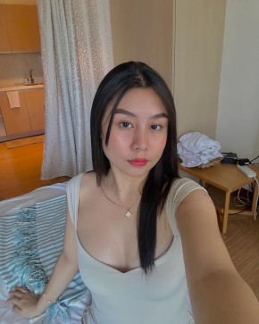 Dee, 29, United Kingdom