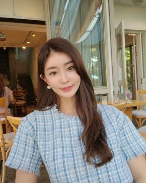 Li Xianzhen , 35, South Korea