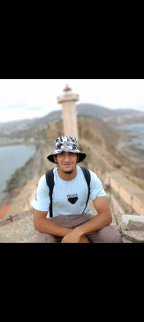 Zaki, 19, Algeria