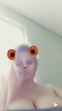 Holly, 20, United Kingdom